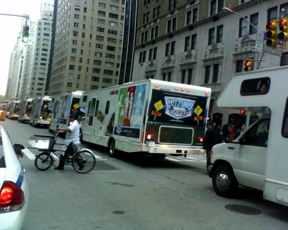mitzvah-tank-parade