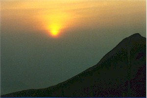 hksunset.jpg (12810 bytes)